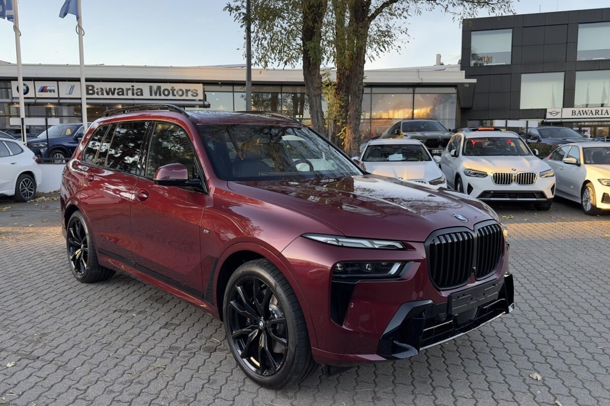 Używany BMW X7 2024 G07 Czerwony