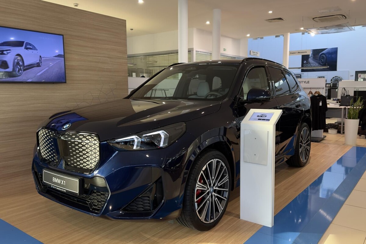 Używany BMW iX1 2024  Granatowy