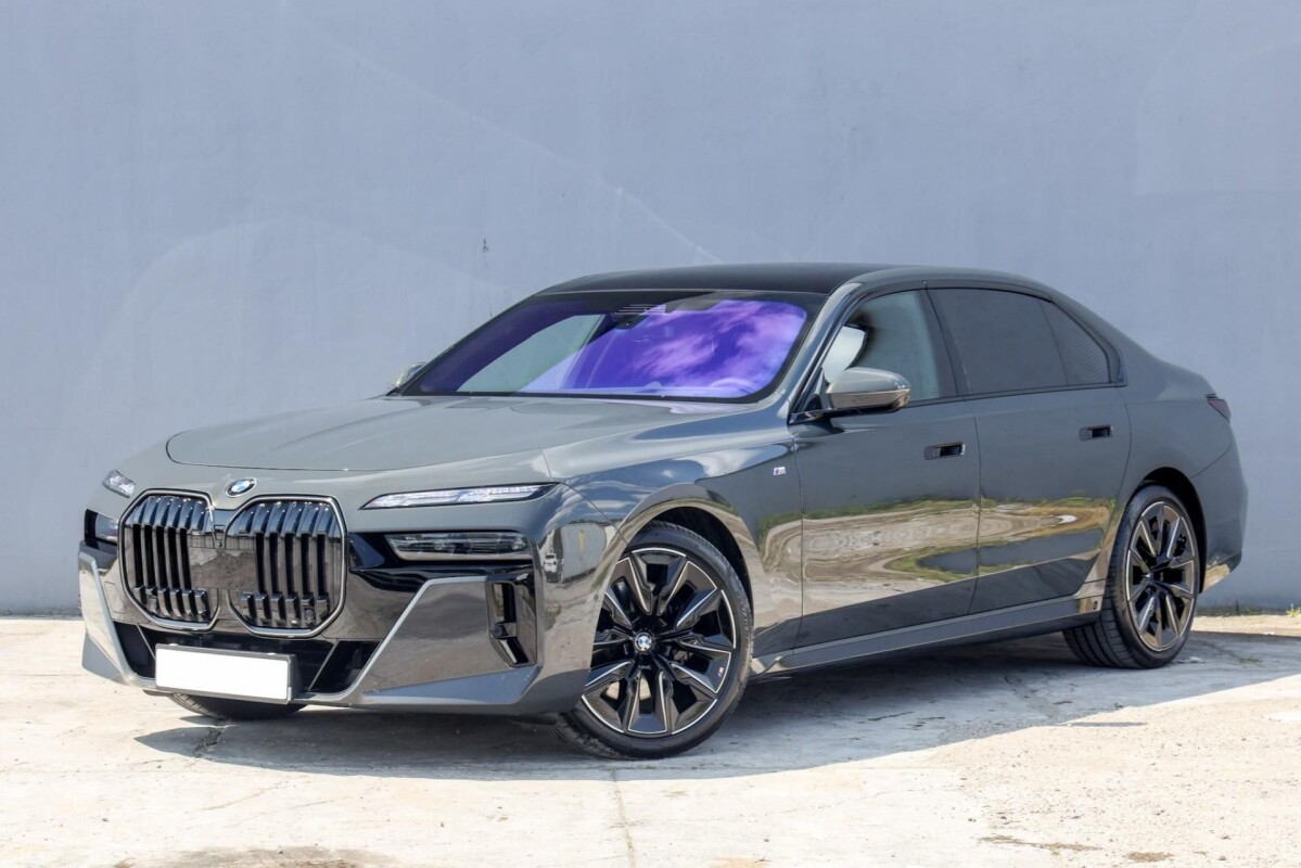 Używany BMW 7 2024  Szary