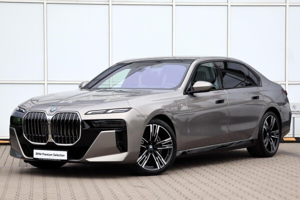 Samochód używany BMW Seria 7 2025 G70 Szary