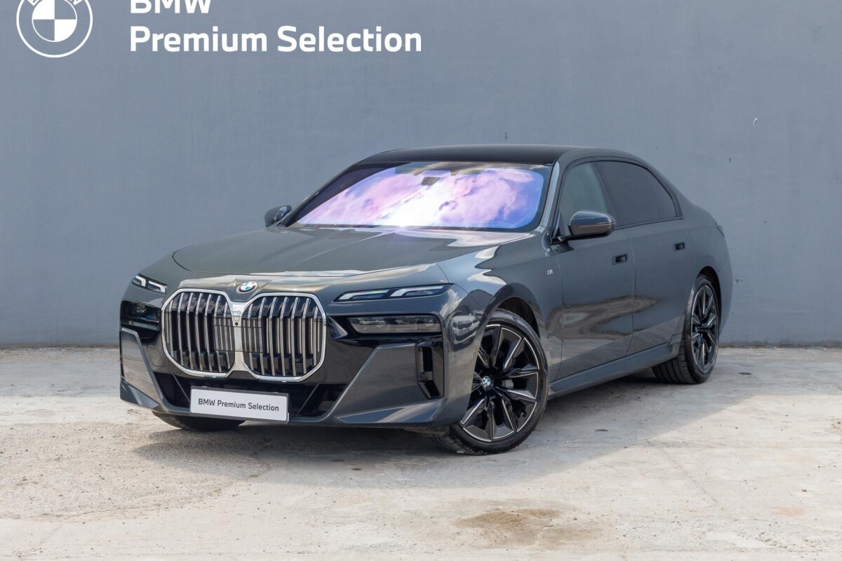 Używany BMW Seria 7 2025 G70 Czarny