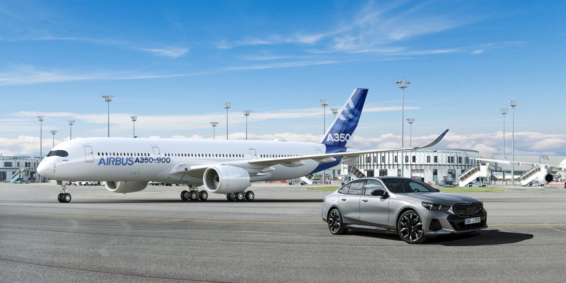 Samolot Airbus A350-900 i samochód BMW serii 5 Limuzyna (G60)